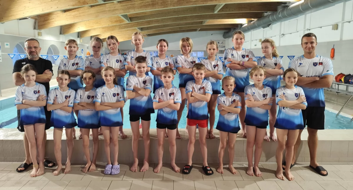 Nowe koszulki dla młodych pływaków Meduzy z Pajęczna: Cementownia Warta S.A. wspiera sport w regionie