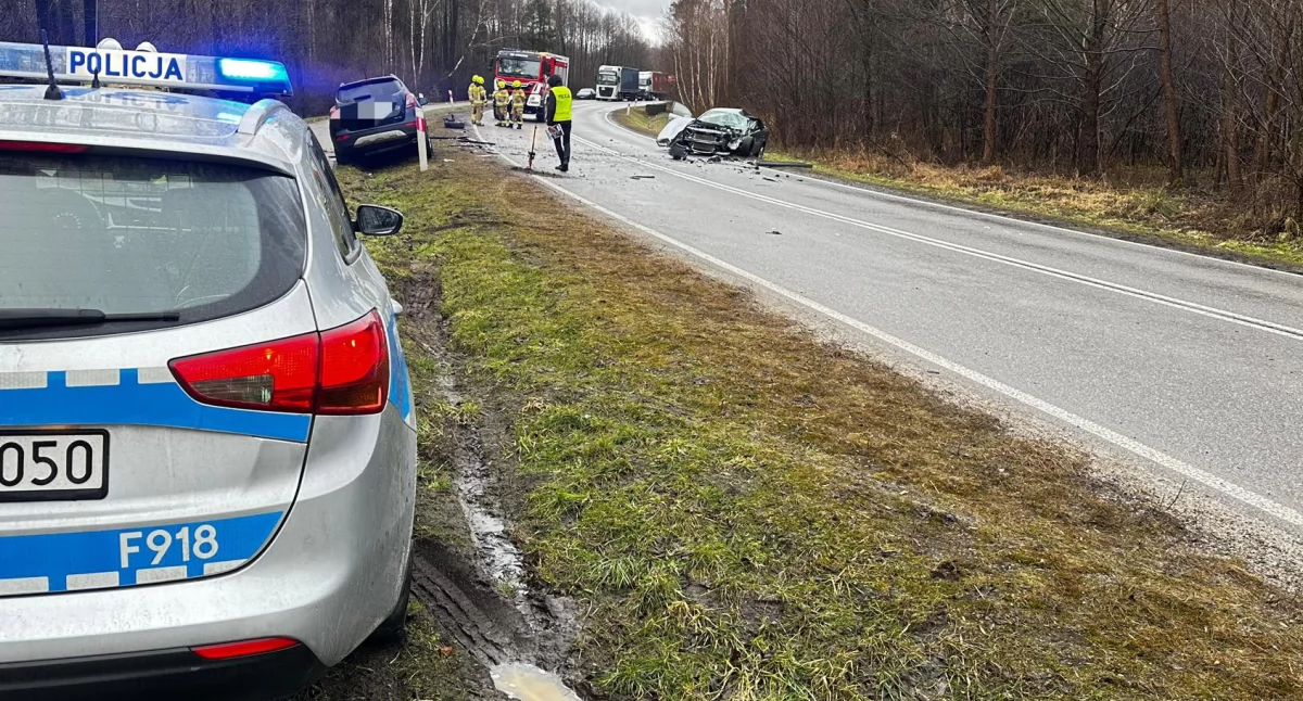 Czołowe zderzenie dwóch aut - trzy osoby trafiły do szpitala
