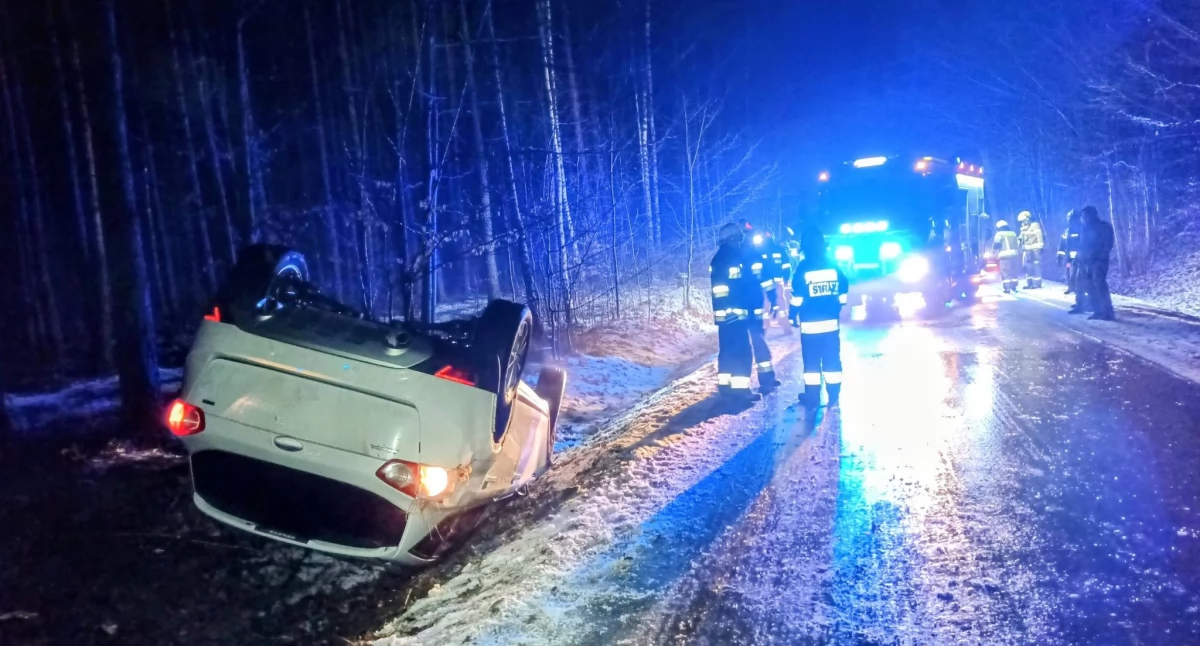 Dachowanie samochodu osobowego w gminie Praszka: Za kierownicą mieszkaniec powiatu wieluńskiego