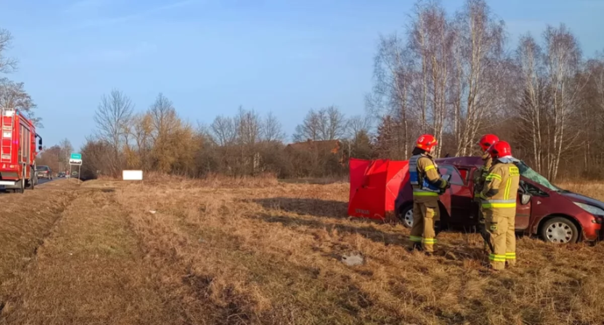 63-latka chciała wyprzedzić rowerzystę - jej pojazd zjechał na pobocze i dachował