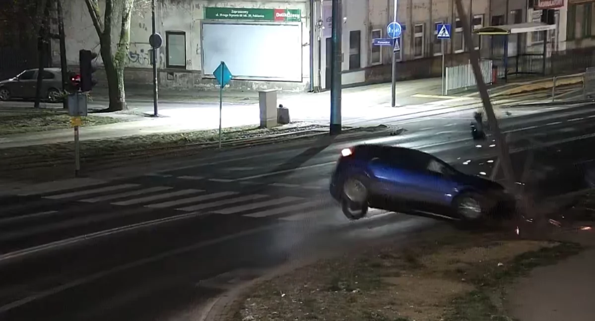 Uderzył w uliczną latarnię, uciekł, ale wrócił po tablice rejestracyjne - winę za czyny 19-latka wziął na siebie członek jego rodziny
