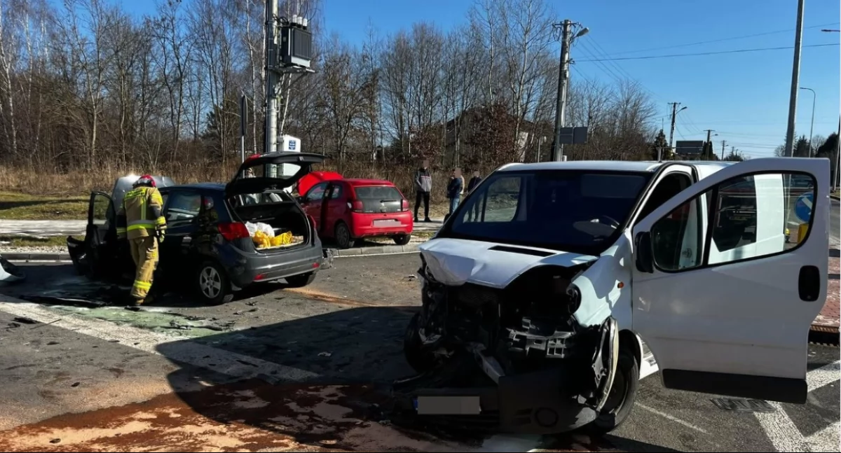 Trzy auta zderzyły się na skrzyżowaniu dróg - jedna osoba trafiła do szpitala