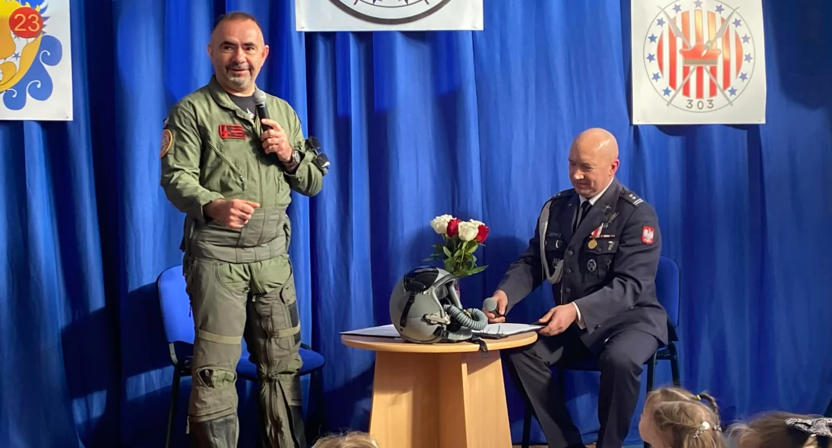 Szkoła w Toporowie stawia na edukację patriotyczną: Spotkanie z dowódcą 23. Bazy Lotnictwa Taktycznego płk. Adamem Kalinowskim