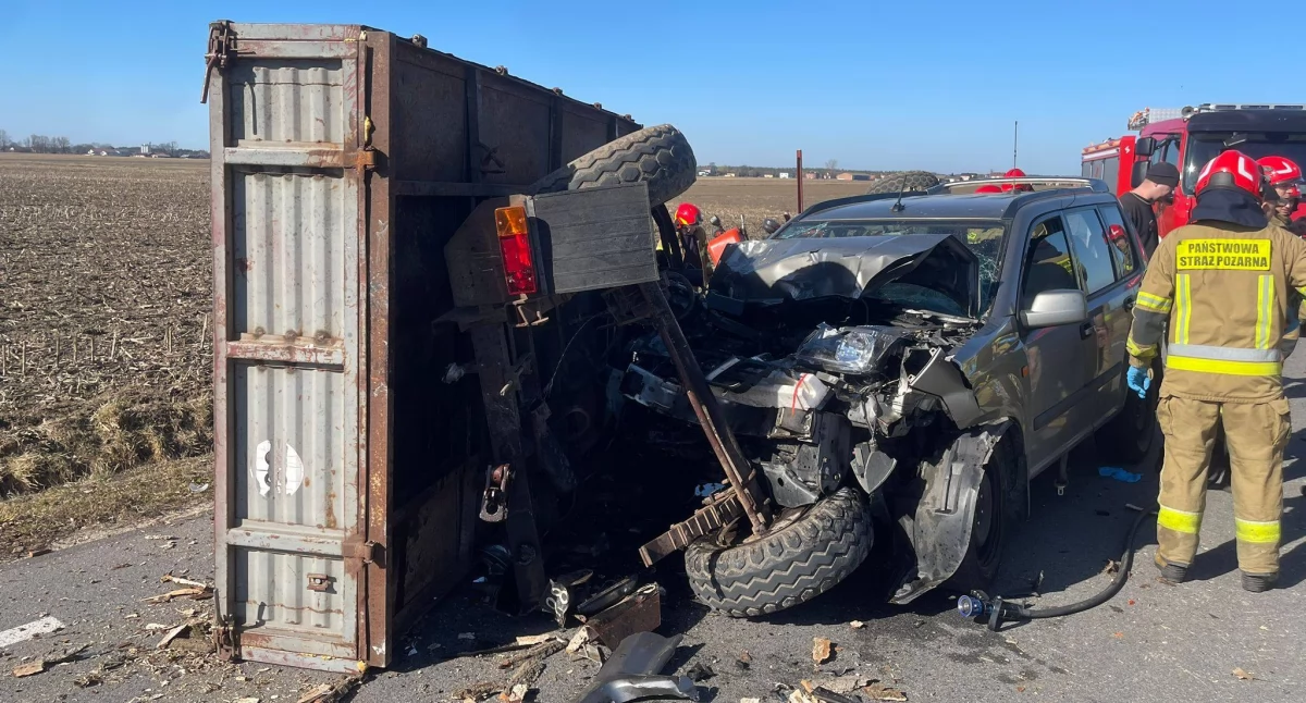 Nissan wjechał w tył przyczepy rolniczej - dwie osoby trafiły do szpitala
