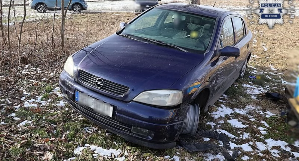 Ukradł samochód z telefonem, ale zostawił je na polnej drodze - wszystko po to, że... nie umiał się nimi obsługiwać