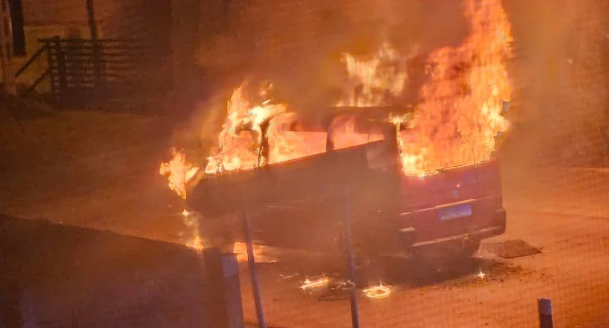 Pożar dostawczego busa - pojazd doszczętnie spłonął 