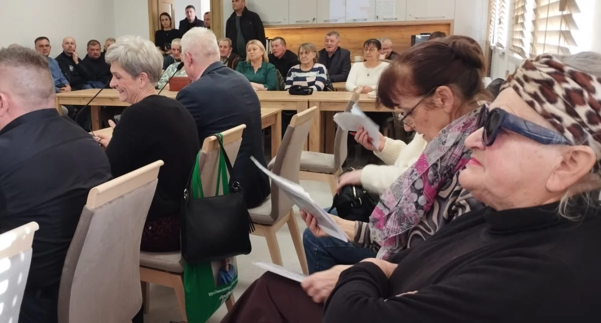 Mieszkańcy Kraszkowic przeciwko zasypywaniu dziury odpadami: Boją się skażenia środowiska