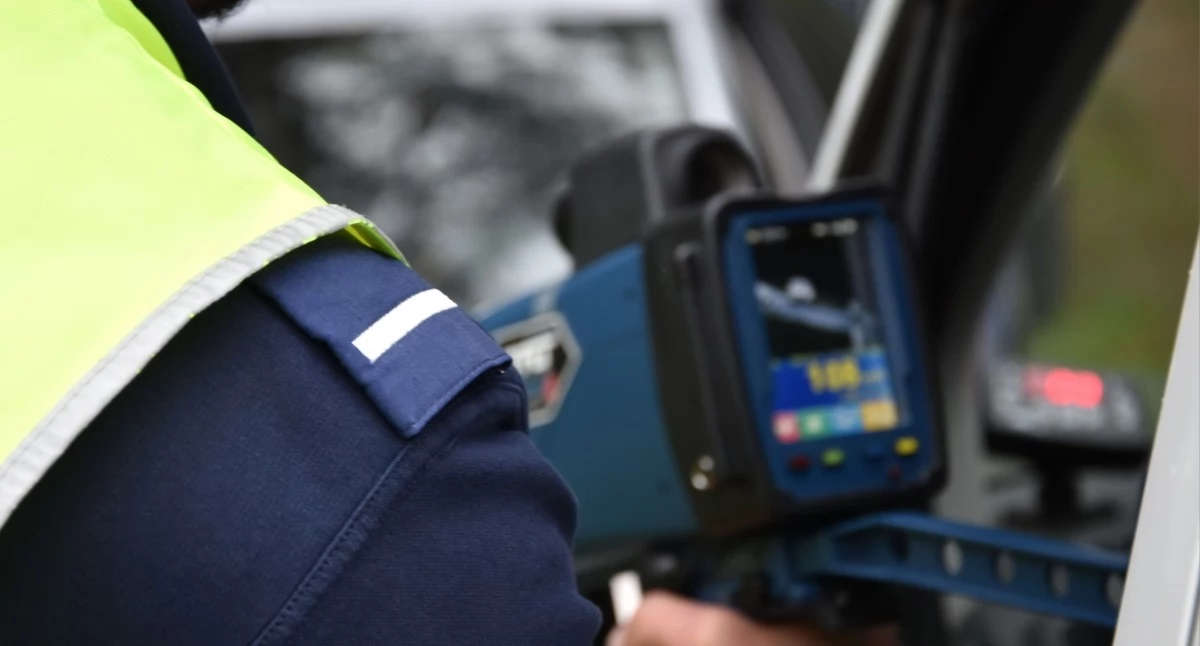 Słony mandat i utrata prawa jazdy dla 30-latka. Jechał 124 km/h