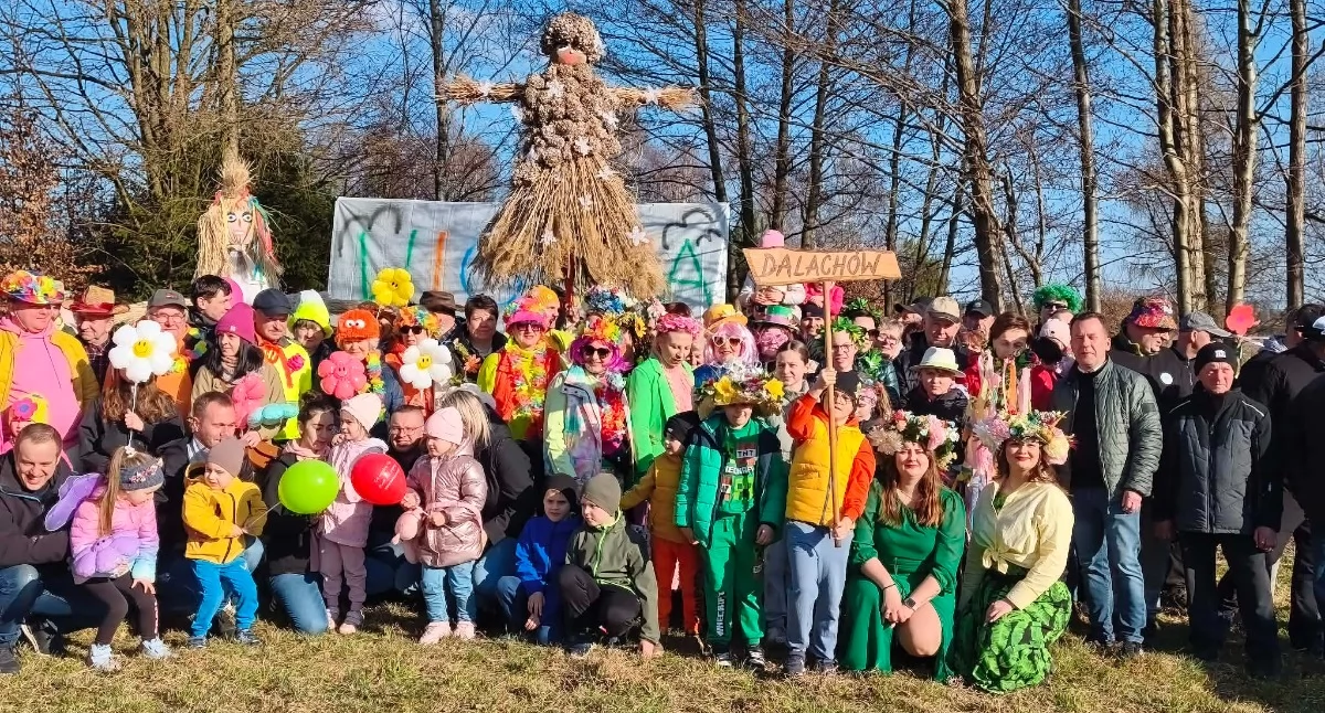 Barwne korowody, ogniste Marzanny i latające baloniki: Tak mieszkańcy Kałuż i Dalachowa powitali wiosnę