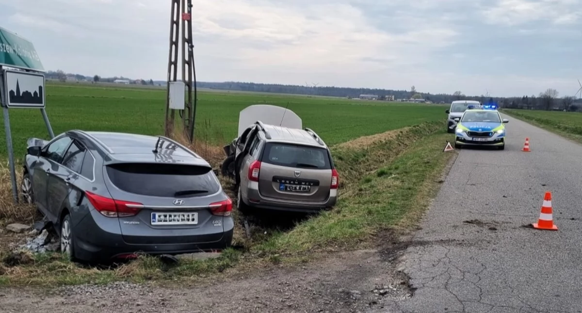 Zderzenie dwóch aut - dwie osoby trafiły do szpitala