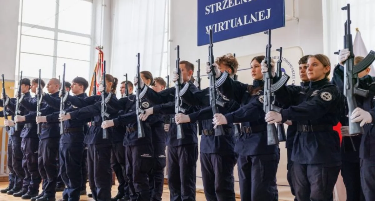 Nowoczesna wirtualna strzelnica otwarta: Uroczystość w Zespole Szkół im. Marii Skłodowskiej-Curie w Działoszynie