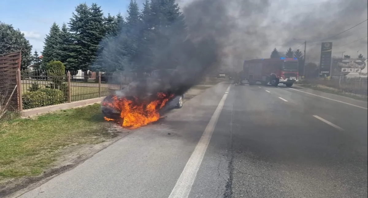 Mercedes zapalił się w trakcie jazdy - co było przyczyną pojawienia się ognia?