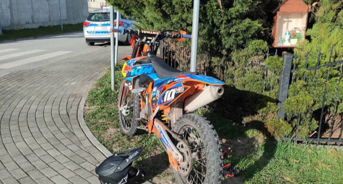 Nieletni motocyklista zignorował policję i rozpoczął ucieczkę: Konsekwencje były nieuniknione