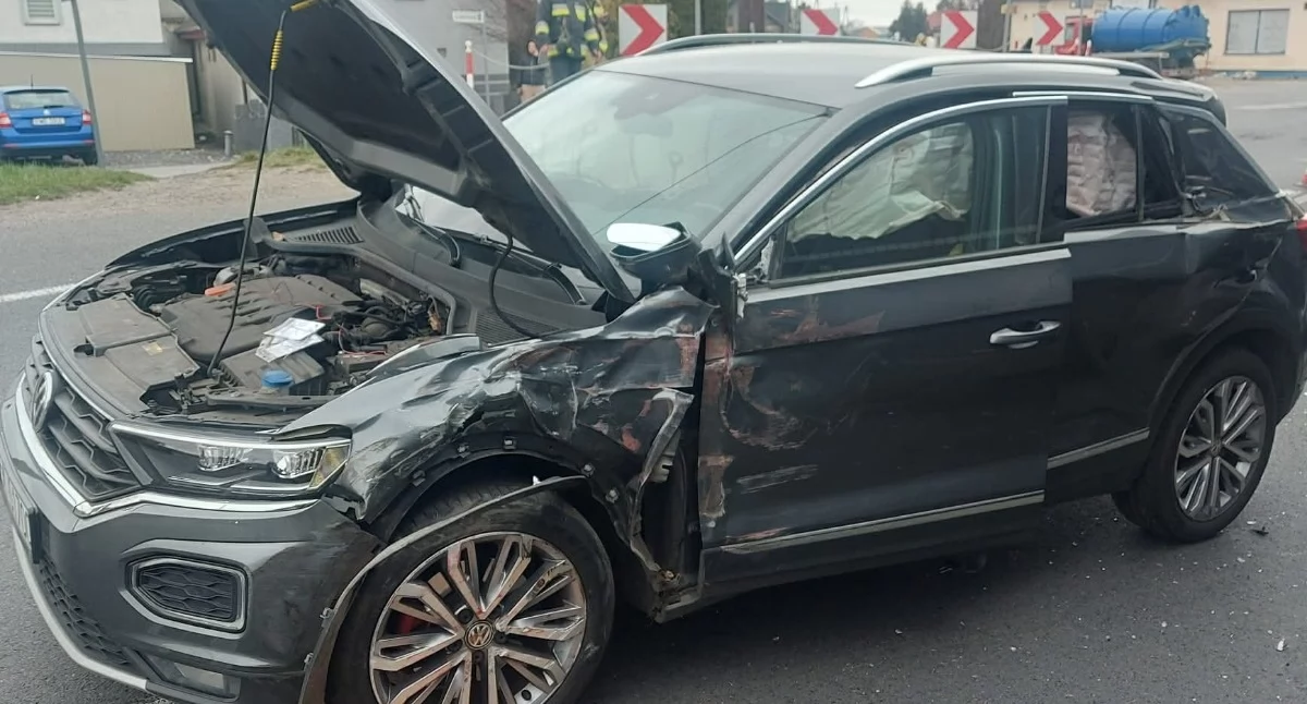 Samochód osobowy zderzył się z ciężarówką: Kolizja w Walichnowach, gm. Sokolniki