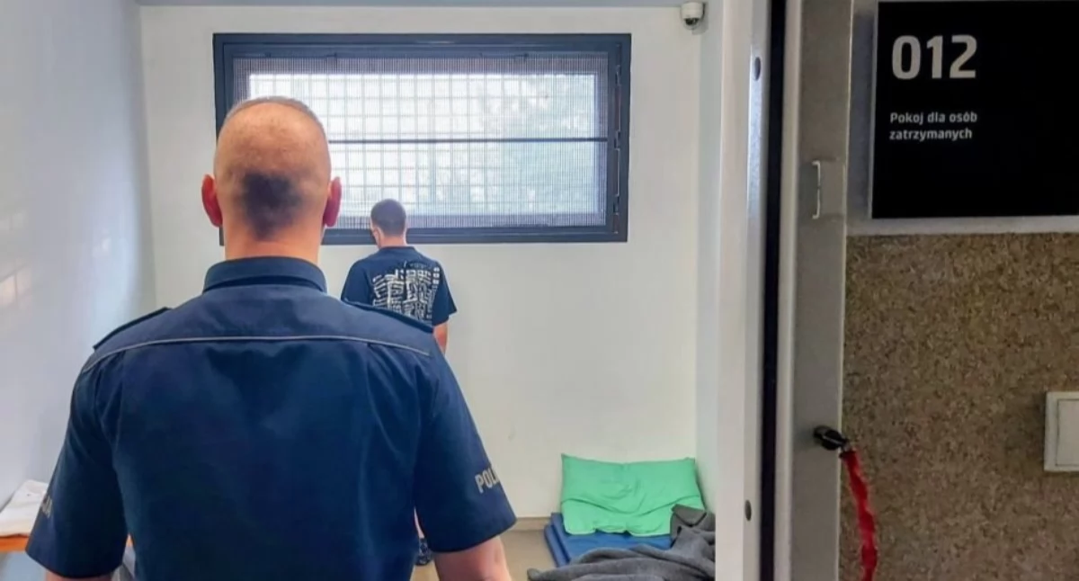 Najpierw groził nożem, a później zniszczył drzwi wejściowe do bloku - 24-latek trafił za kraty