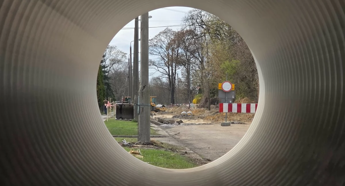 Śpią, czy pracują? Remont ulicy Kolejowej w Wieluniu trwa