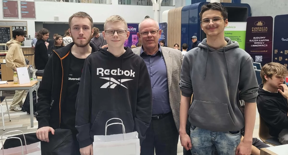 Młodzi programiści z Kopernika ze srebrem w finale ogólnopolskiego konkursu programowania i bezpieczeństwa w sieci