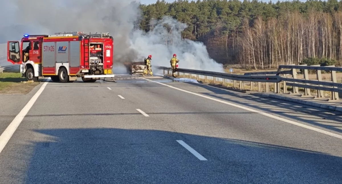 Pożar na trasie S8 - zapalił się osobowy Volkswagen