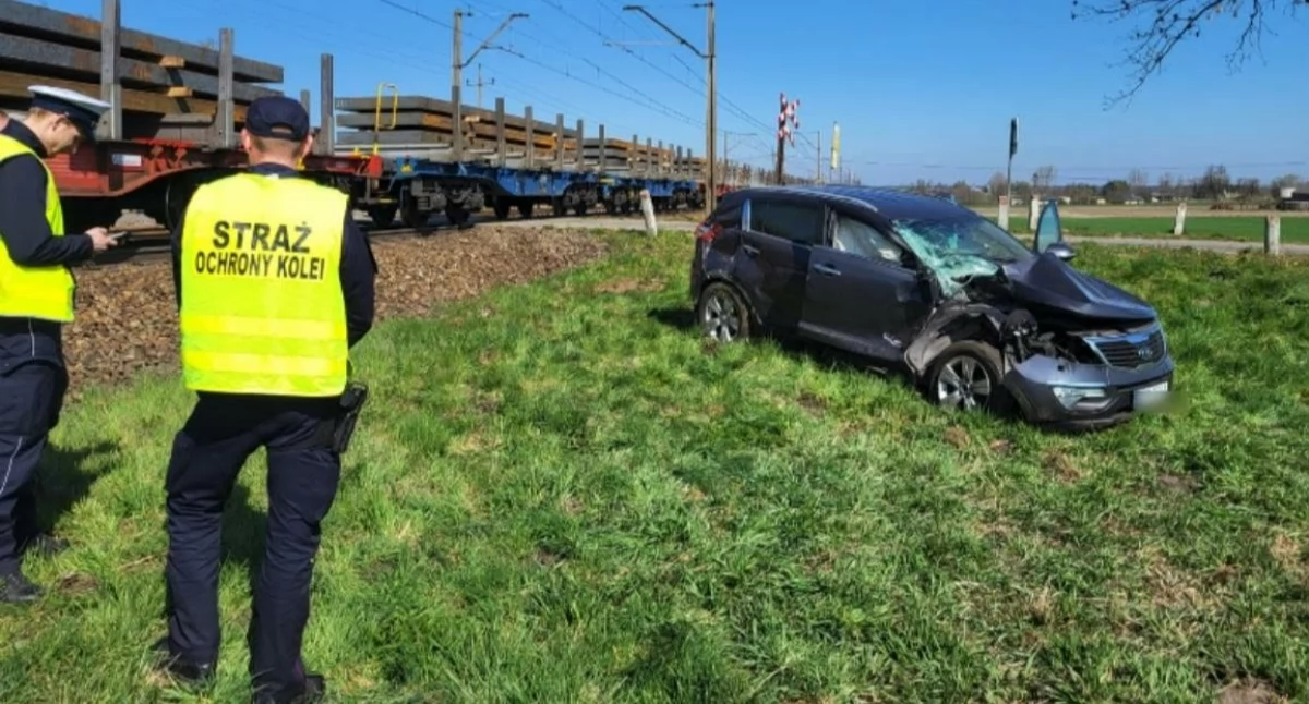 Wypadek w m. Piotrów. Zderzenie pociągu z samochodem