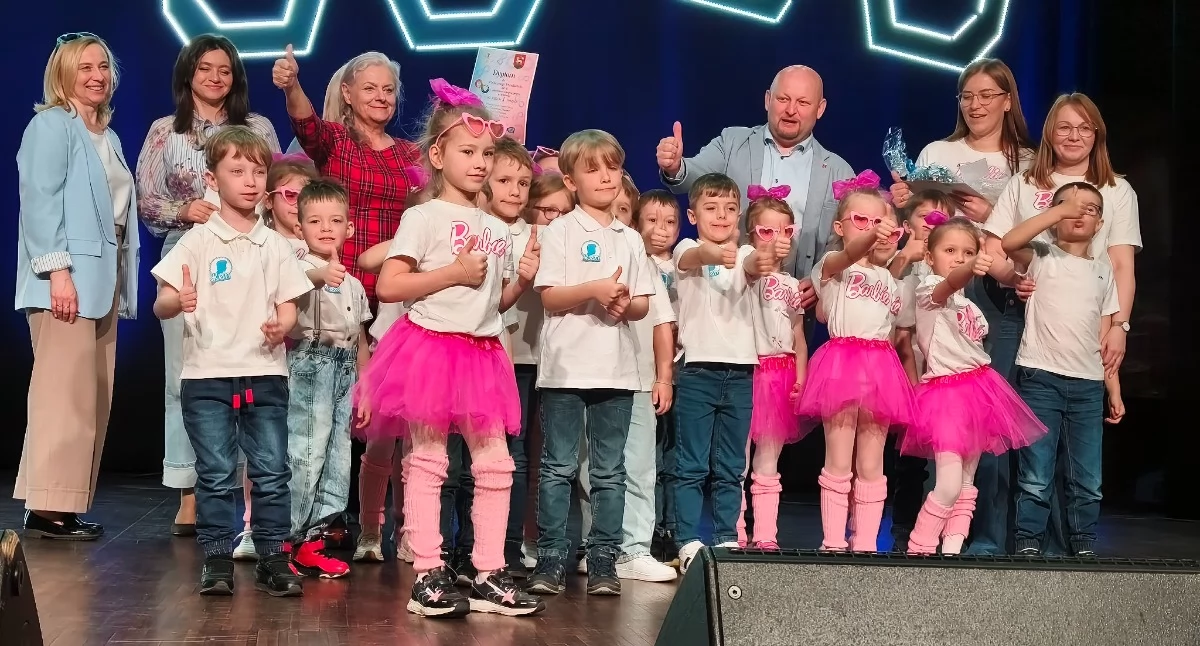 Talent show „Przez Niebieskie Okulary” po raz czwarty w Wieluniu: Niezwykłe występy i ważne przesłanie
