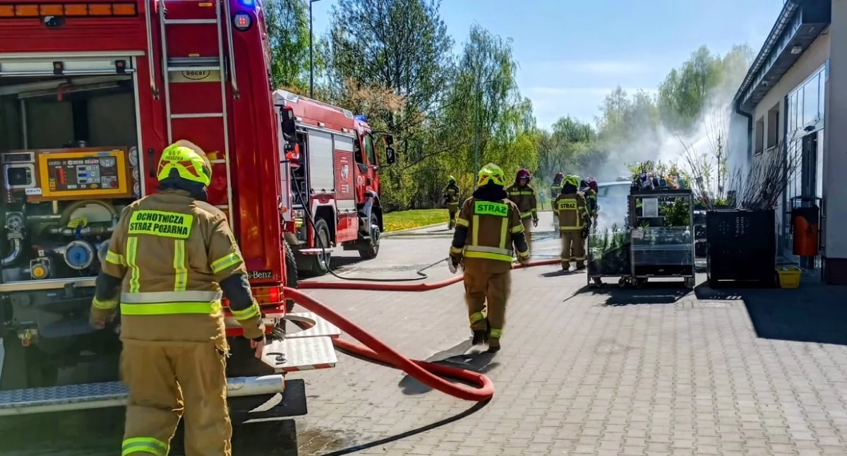 Pożar auta pod marketem w Praszce