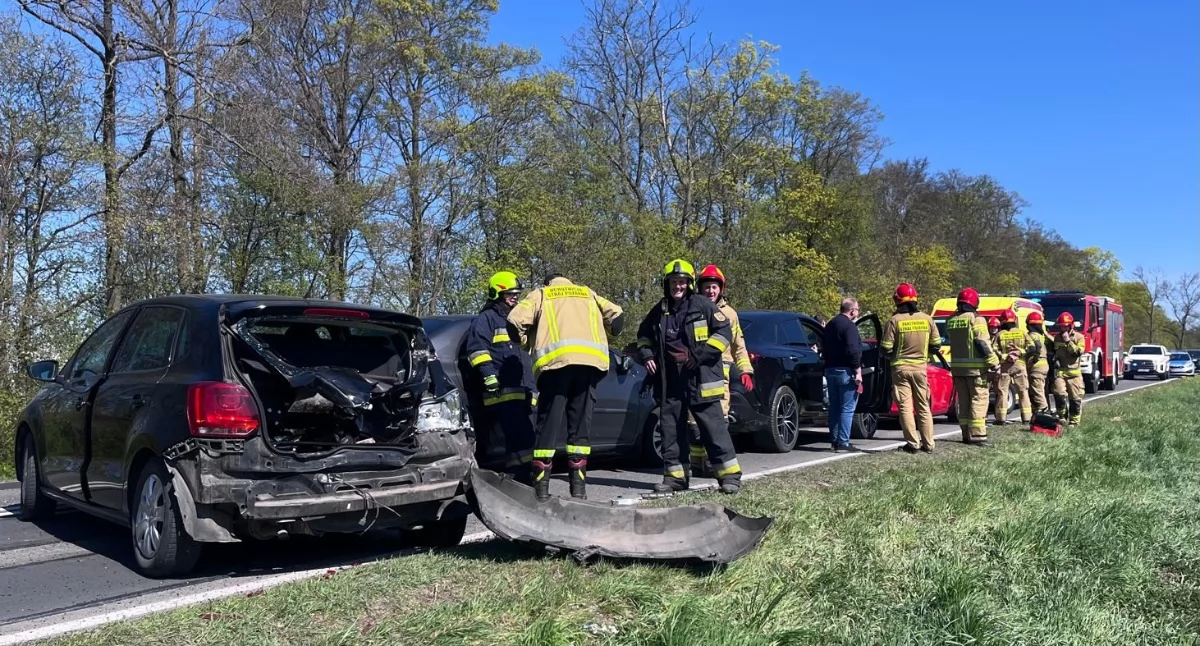 Wypadek pięciu pojazdów. Poszkodowana kobieta w ciąży 