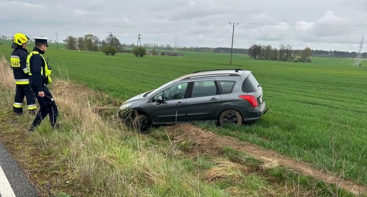 34-latek zjechał z drogi i dachował - okazało się, że auto... ukradł na terenie komendy policji 