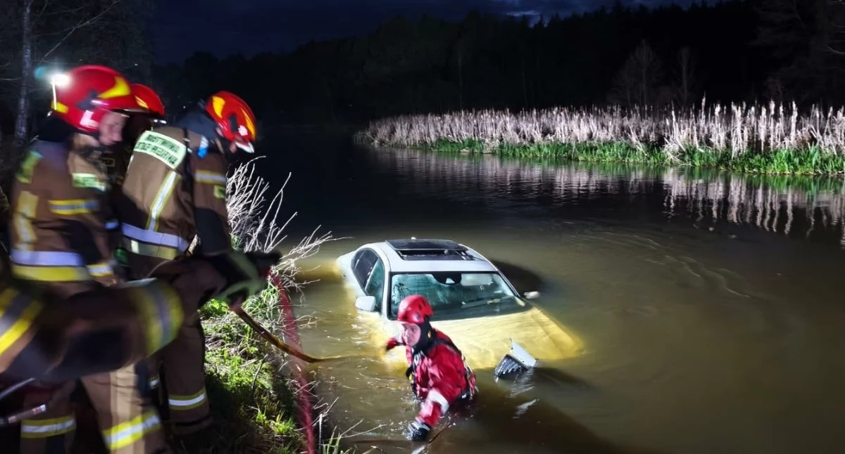 Auto wpadło do Warty. Kierowca uniknął tragedii [VIDEO]