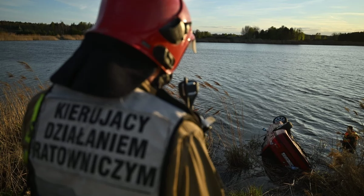 Tragiczny wypadek w Bolimowie. Samochód wjechał do stawu, 23-latek walczy o życie