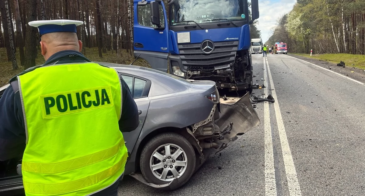 Poważnie wyglądający wypadek na drodze krajowej - osobówka wjechała wprost pod ciężarówkę