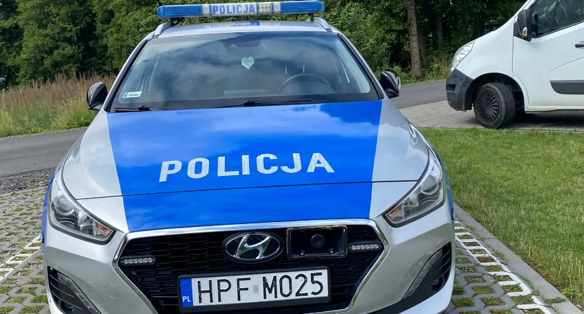 Wypadek w Wieluniu - 17-latek na hulajnodze elektrycznej uderzył w tył auta 