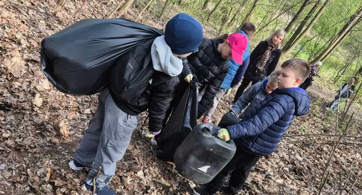 Uczniowie z Raciszyna sprzątali brzegi Warty w ramach Operacji Czysta Rzeka 2026