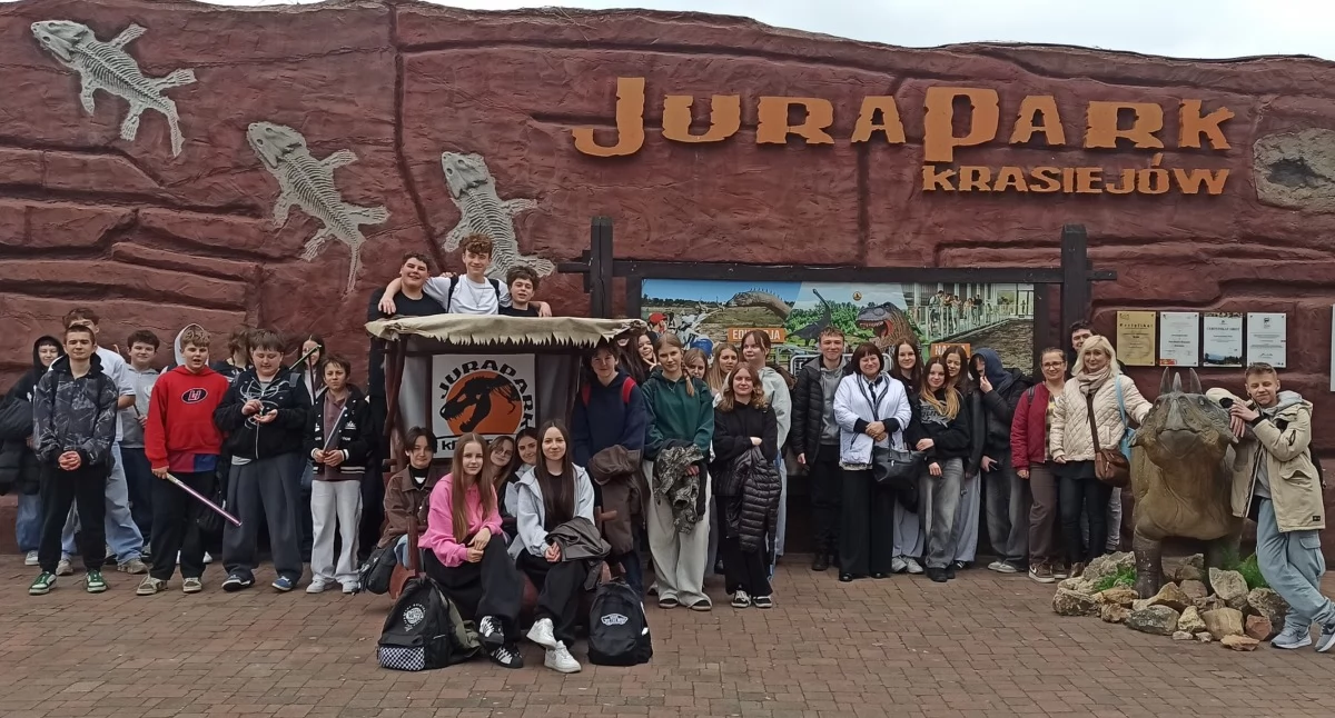 Niezwykła lekcja historii o dinozaurach - uczniowie z Wielunia odwiedzili Park Dinozaurów w Krasiejowie