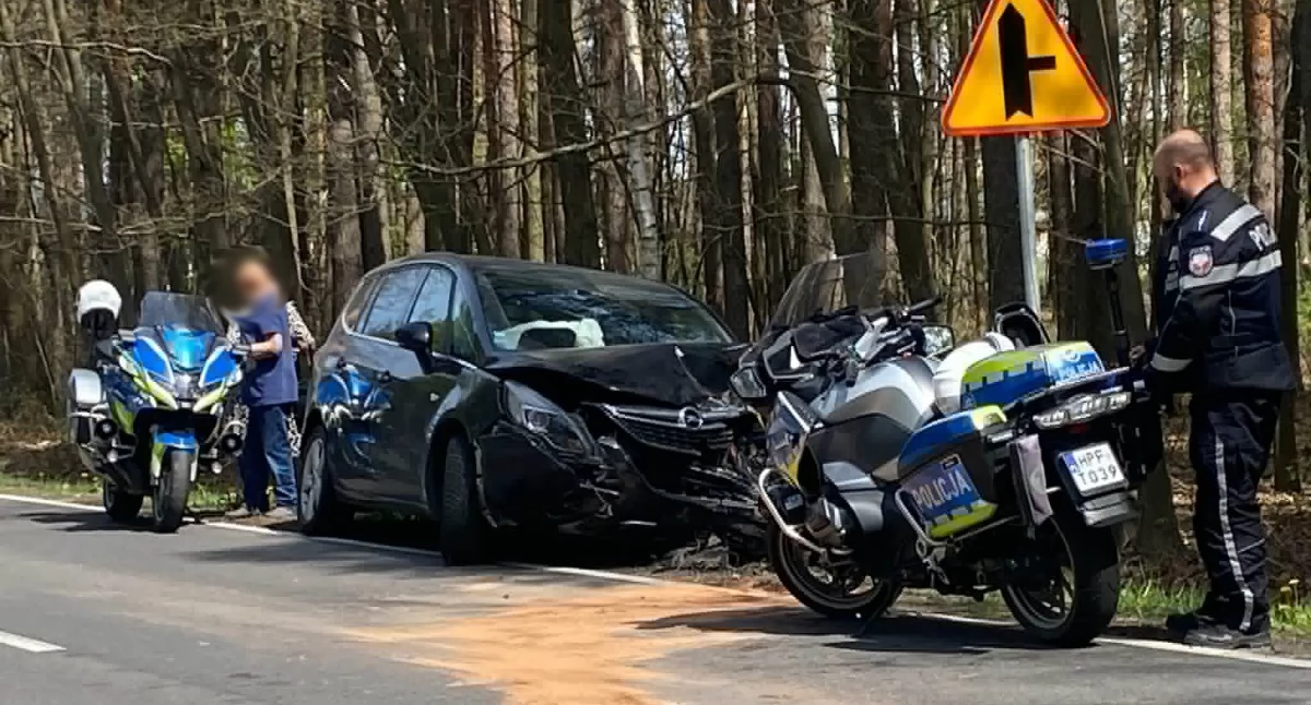 Wypadek w m. Dębiec w gminie Ostrówek. Zderzyły się dwa samochody