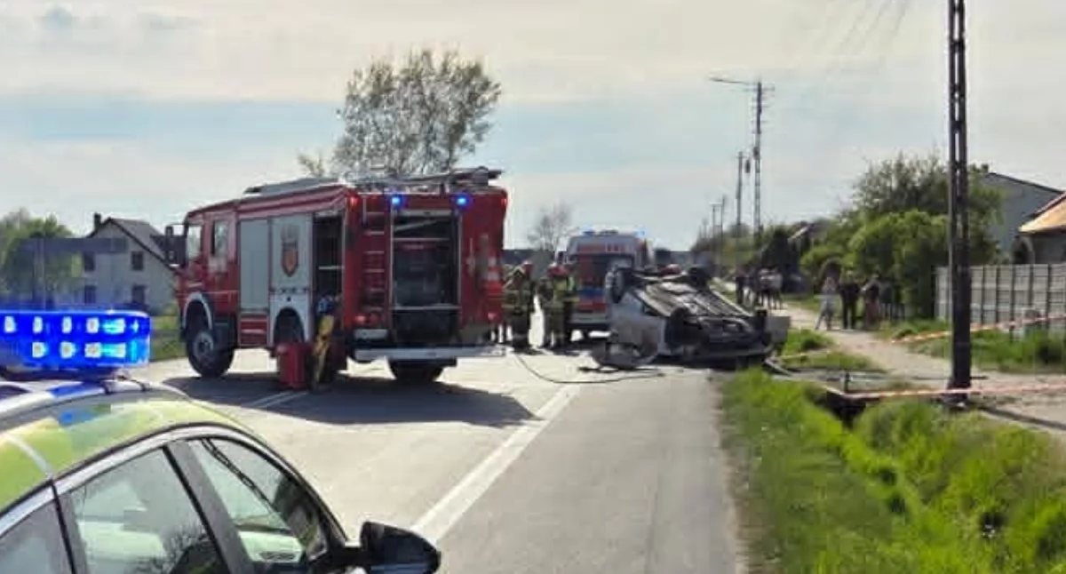 Groźny wypadek w gminie Sokolniki: Cztery młode osoby w rozbitym aucie, interweniował śmigłowiec LPR