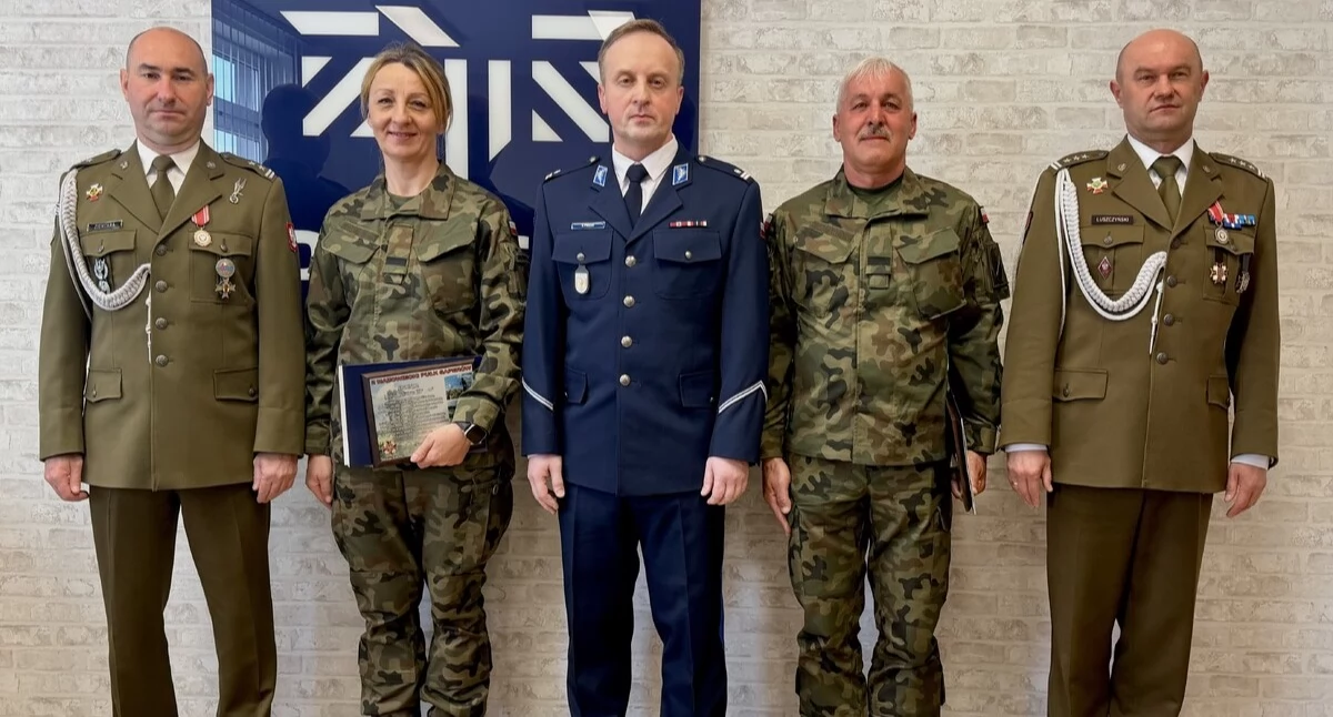 Żołnierz wraz z małżonką zatrzymali pijanego kierowcę - odebrali podziękowania z rąk policji 