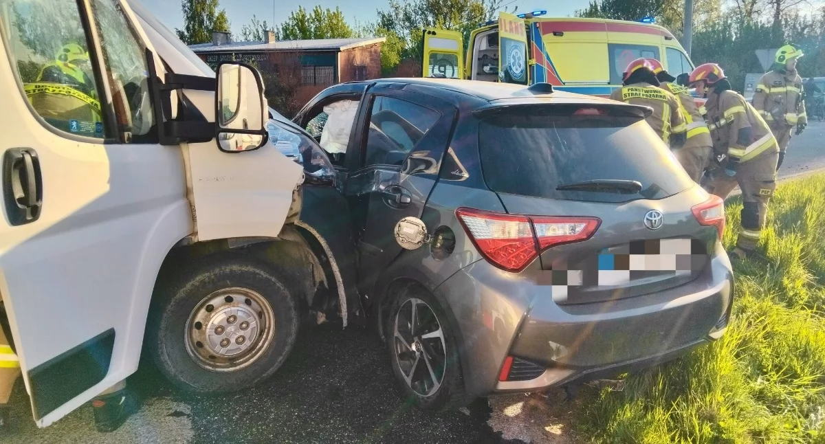 Wypadek na DW 483 w Woli Buczkowskiej. Dwie kierujące trafiły do szpitali