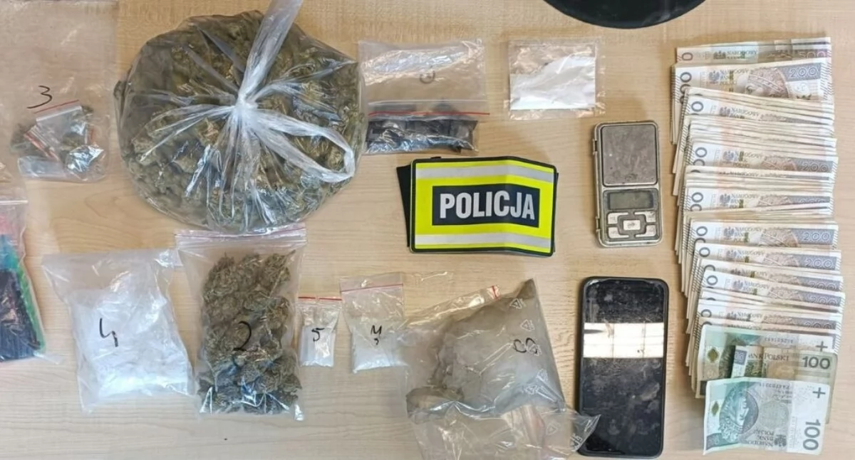 Marihuana i mefedron w mieszkaniu 48-latka. Kryminalni z Pabianic zabezpieczyli ponad 400 gramów narkotyków