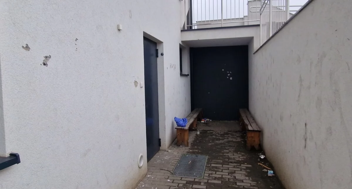 Wandalizm przy boisku w Ostrówku. Zniszczono budynek administracyjny