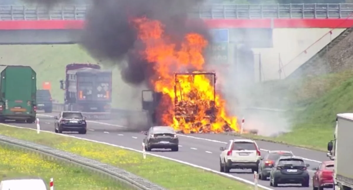 Pożar ciężarówki z makulaturą sparaliżował ruch na A1. 