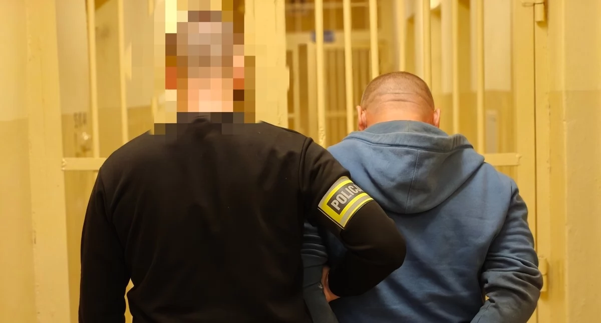 44-latek siedział w aucie. Kryminalni znaleźli przy nim mefedron i marihuanę