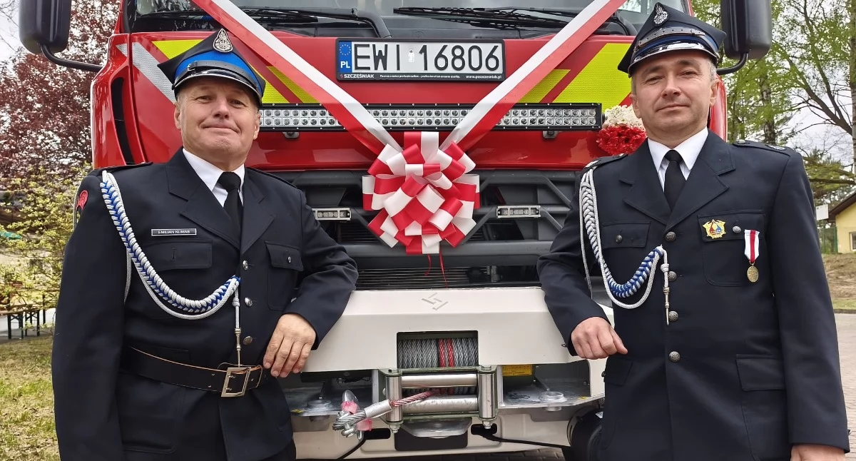 Uroczyste poświęcenie nowego wozu w OSP Załęcze Wielkie