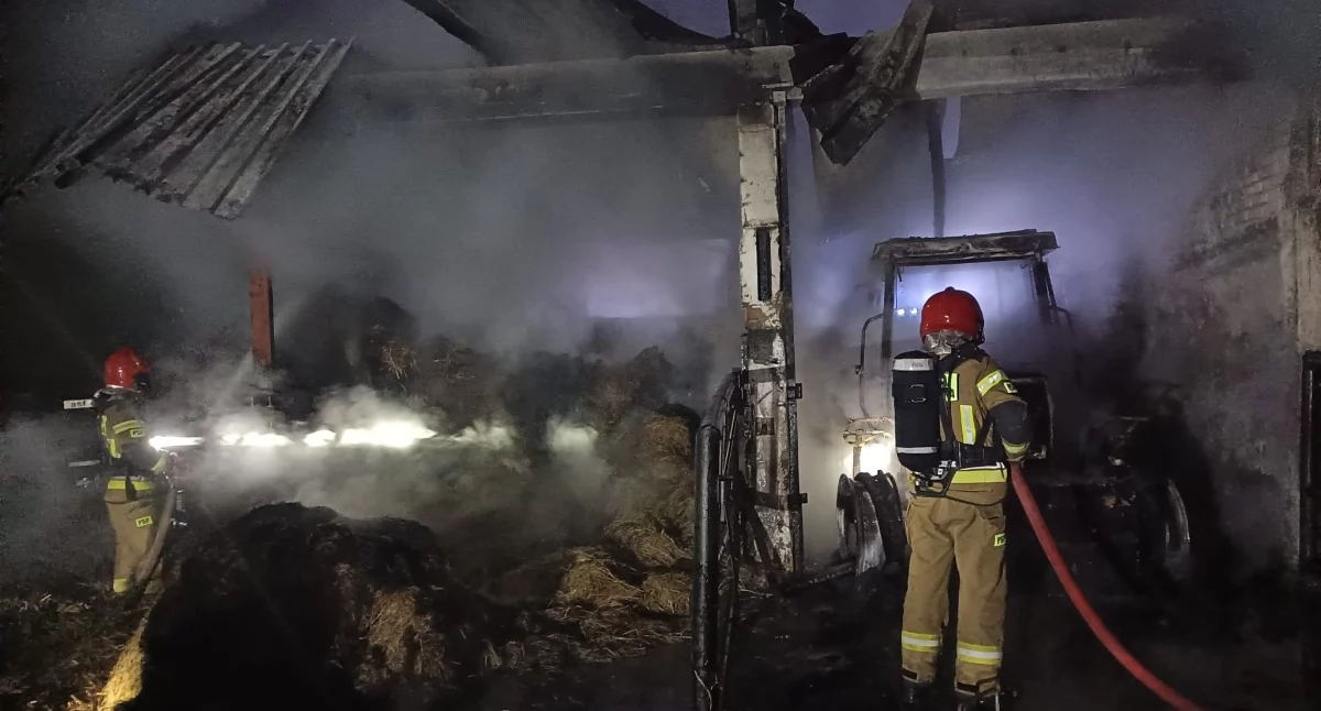 Pożar w gospodarstwie. Spalił się traktor