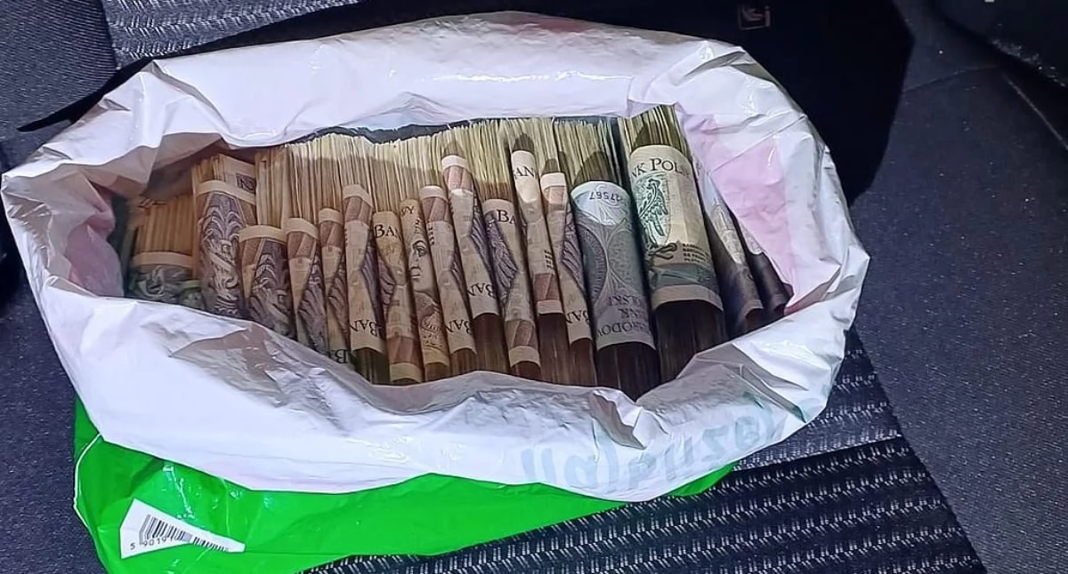 Zostawił kwiaty, ukradł kasę i pojechał w trasę. Kobieta straciła 220 tysięcy złotych!