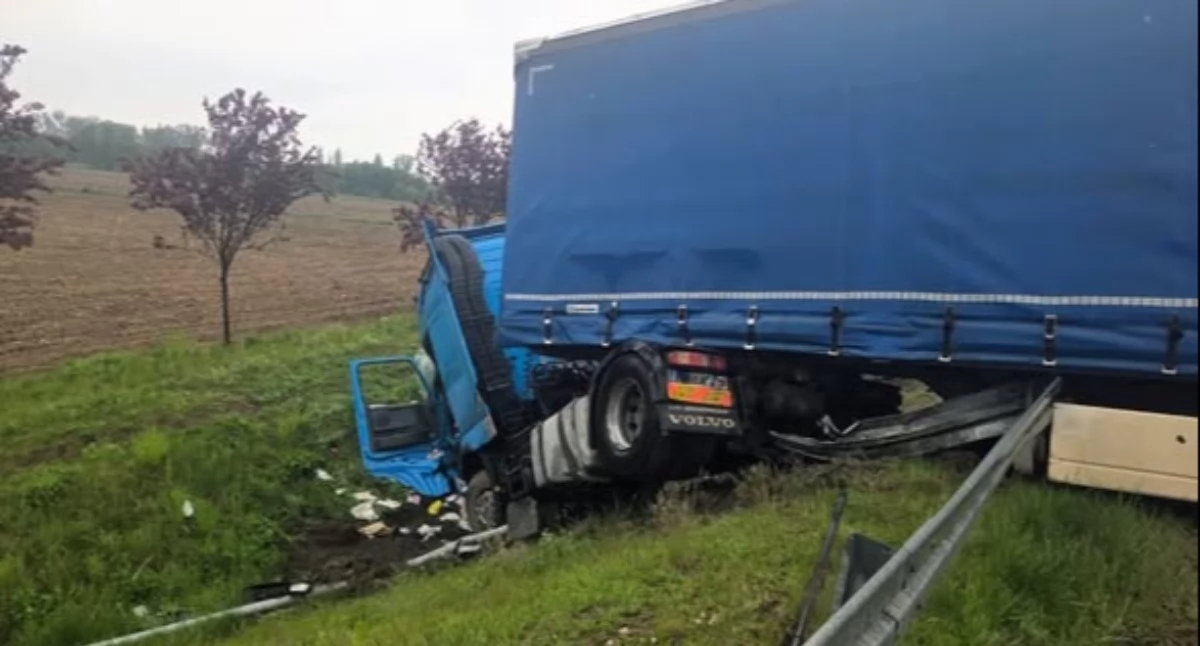 Ciężarówka w rowie przy drodze wojewódzkiej