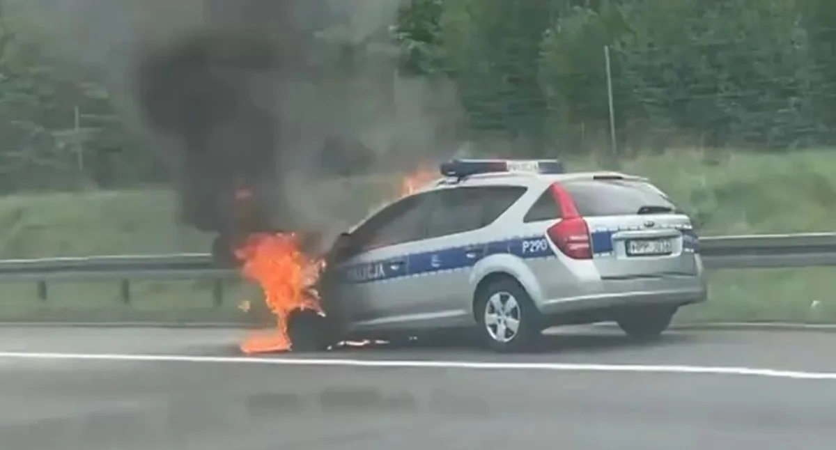 Pożar radiowozu policji na A1. Kia spłonęła na autostradzie