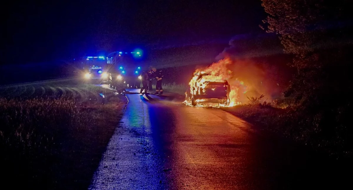 Pożar samochodu osobowego. Strażacy przypominają o znaczeniu precyzyjnego zgłaszania lokalizacji.