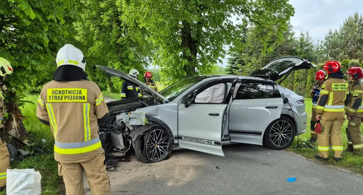 Porsche uderzyło w drzewo w Budach Dłutowskich. Kierowca trafił do szpitala