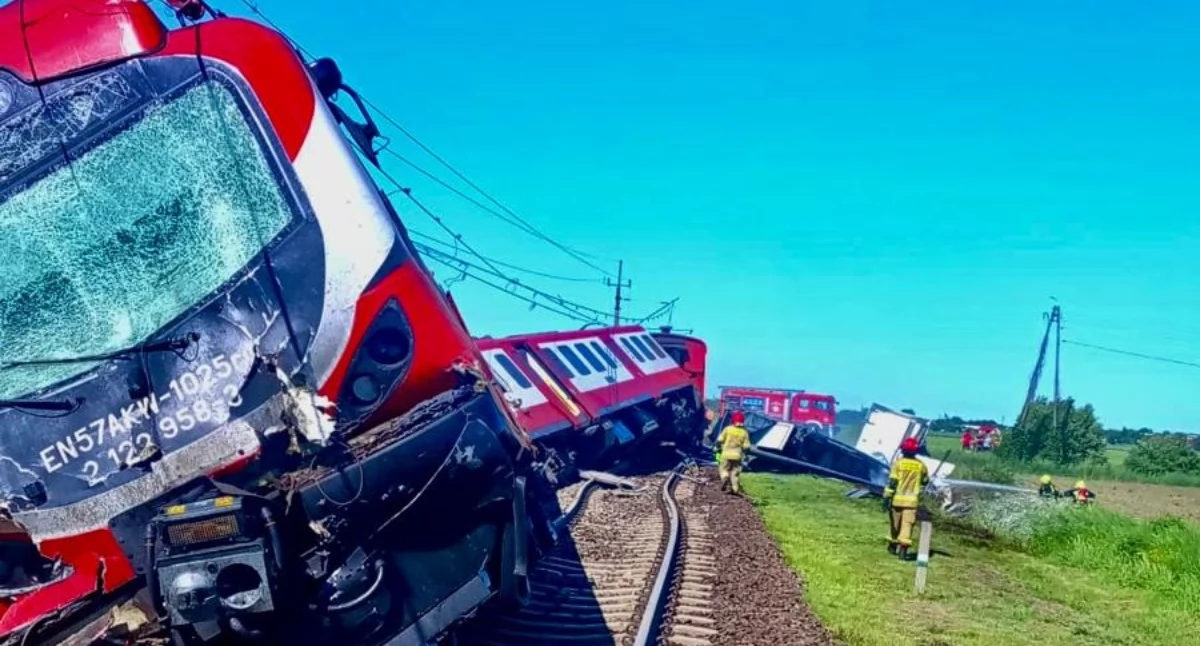 Pociąg wykoleił się po zderzeniu z ciężarówką. Jedna osoba nie żyje [z kraju]