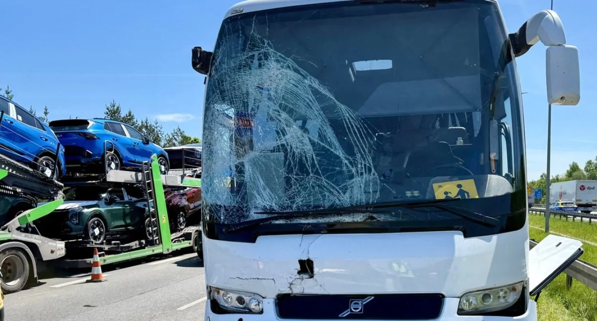 Groźny wypadek na autostradzie. Zderzyły się autokary wiozące dzieci   